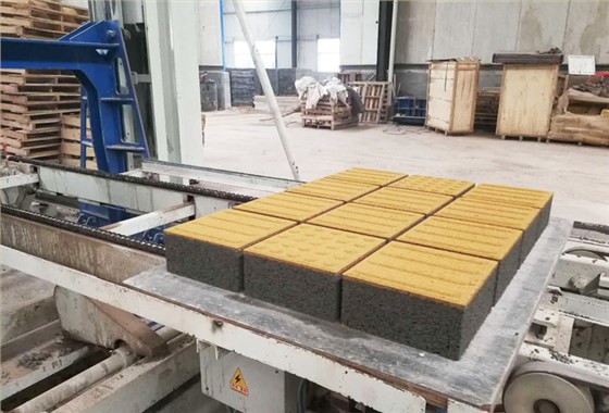 新型環(huán)保透水磚機器