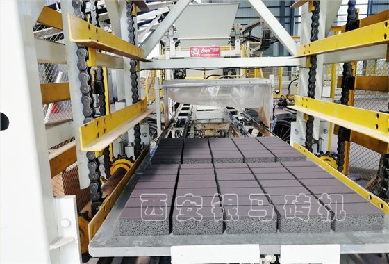 二十年礪劍摯旗領航：礦山尾礦砂制磚設備打造高端建材