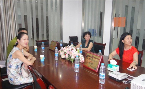 各位領(lǐng)導(dǎo)認(rèn)真觀看銀馬磚機(jī)視頻