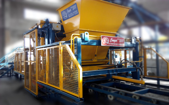 國(guó)內(nèi)研發(fā)的免燒制磚機(jī)設(shè)備