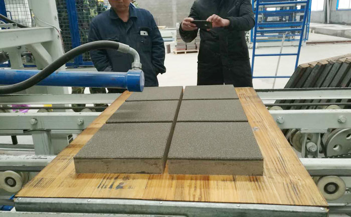 水泥砌塊磚機設(shè)備生產(chǎn)的燒結(jié)制品可“吸廢”