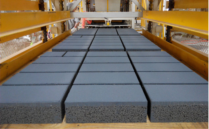 透水磚生產(chǎn)設(shè)備對物料有什么要求呢？