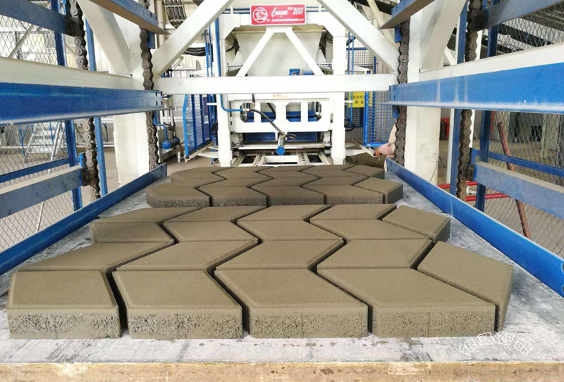 全自動(dòng)透水磚磚機(jī)生產(chǎn)時(shí)輸送帶跑偏怎么辦？