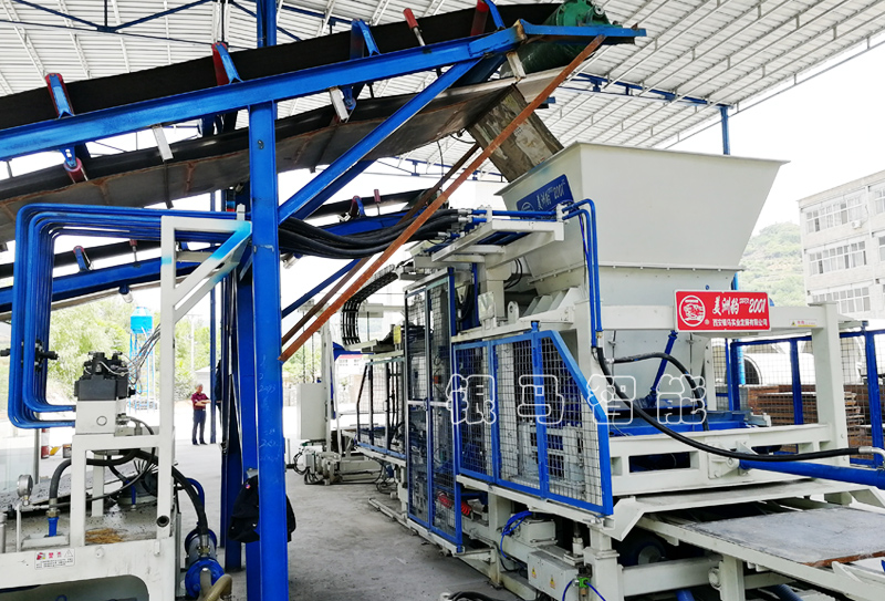 連鎖護(hù)坡磚機(jī)六大注意事項(xiàng)，提升生產(chǎn)效率30%