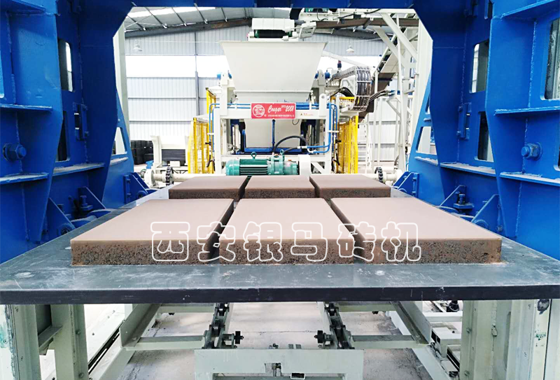 全自動新型磚機(jī)：透水磚機(jī)創(chuàng)造亮點(diǎn)，變更思路，實(shí)力樹立行業(yè)標(biāo)桿！