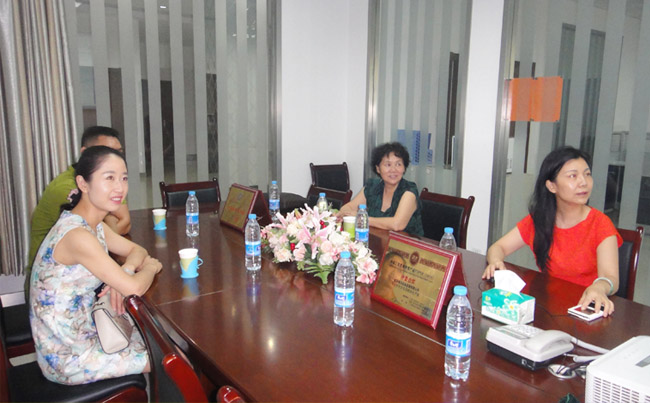 陜西建筑節(jié)能協(xié)會副會長李玉玲蒞臨銀馬透水磚機(jī)廠家