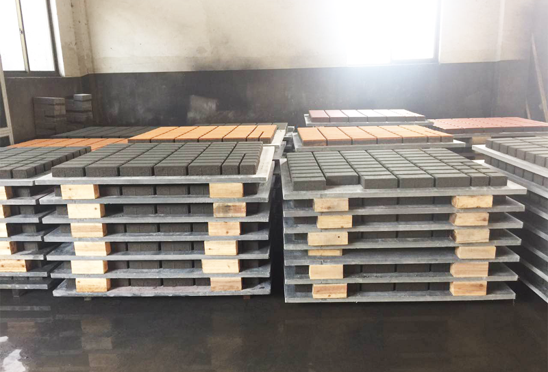 生態(tài)透水磚設(shè)備特點(diǎn)及制品性能介紹